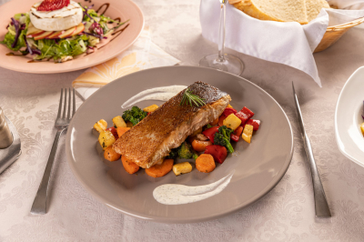 Gegrillter Fisch mit Tomatensauce
