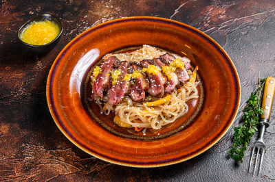 Entenbrust mit Pflaumensauce und Kohl