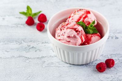 Eis mit Beeren und Marmelade